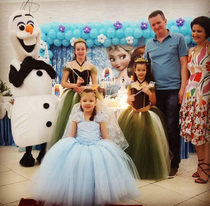 Aniversário das filhas de Vanessa Cocco, elas estão usando fantasias feitas por Vanessa do Tema Frozen