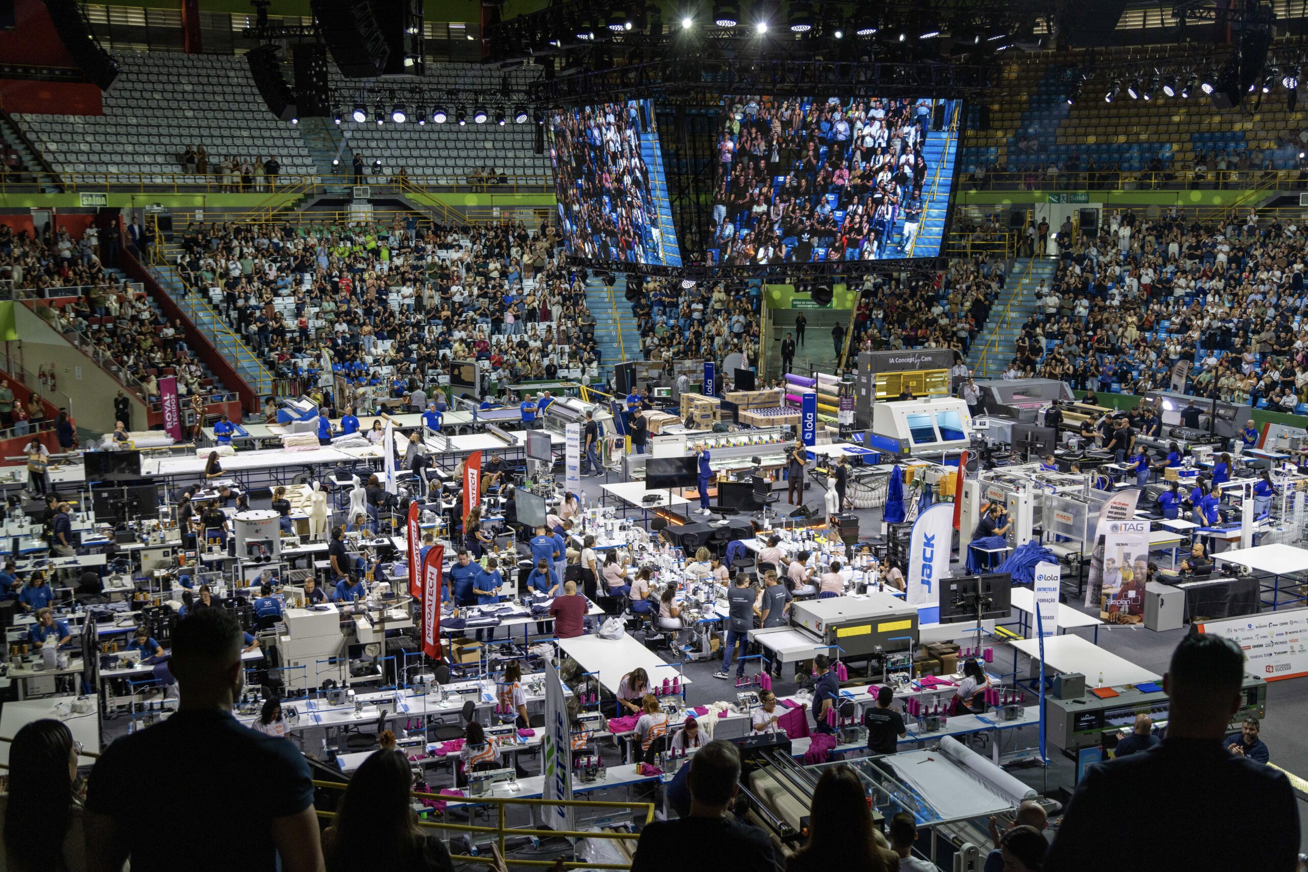Simulação de confecção têxtil ao vivo no dinásio do ibirapuera em são paulo