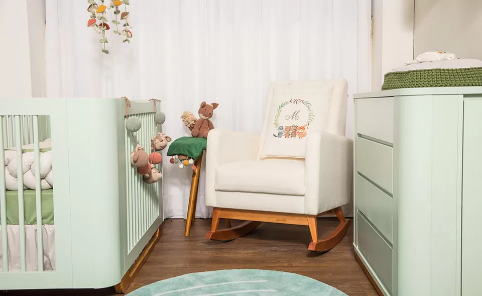 Quarto infantil com poltrona fabricada por abstratto estofaods